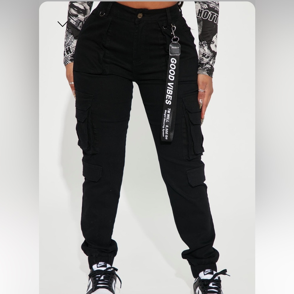 Fashion Nova “Good Vibes Cargo Joggers” in black size Large